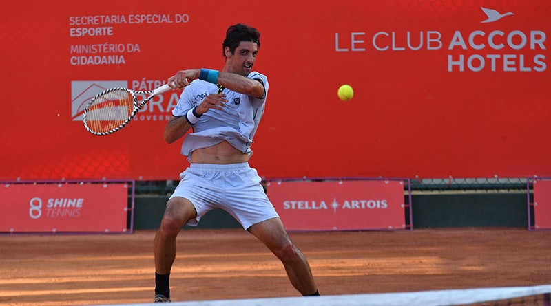 Bellucci para em argentino e volta a cair nas quartas no Campeonato Internacional de Tênis