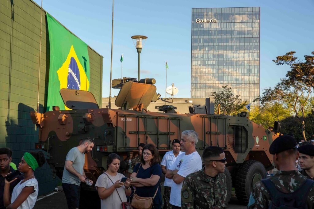 Exposicao-de-viaturas-militares-no-Galleria - Divulgação