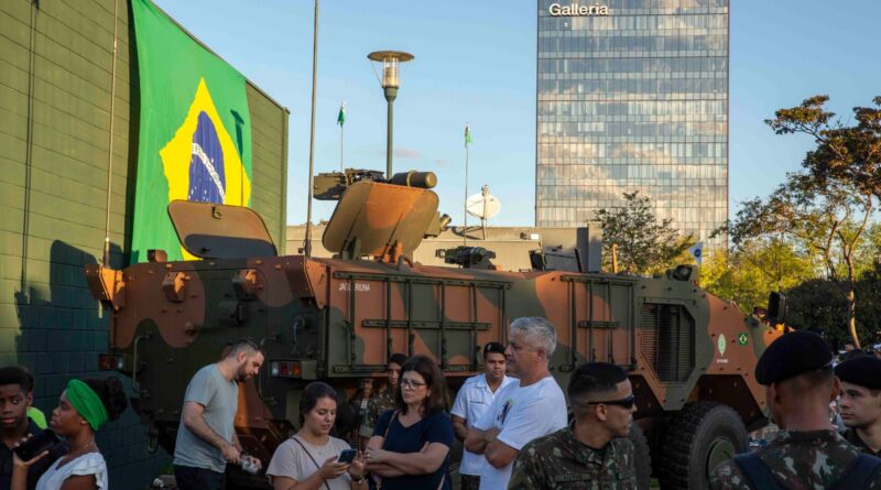 Exposicao-de-viaturas-militares-no-Galleria - Divulgação