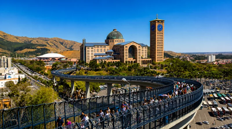Santuário Nacional de Nossa Senhora Aparecida e Passarela da Fé