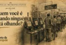 Caixas de autoatendimento fechados em supermercado enquanto clientes aguardam na fila