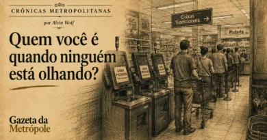 Caixas de autoatendimento fechados em supermercado enquanto clientes aguardam na fila