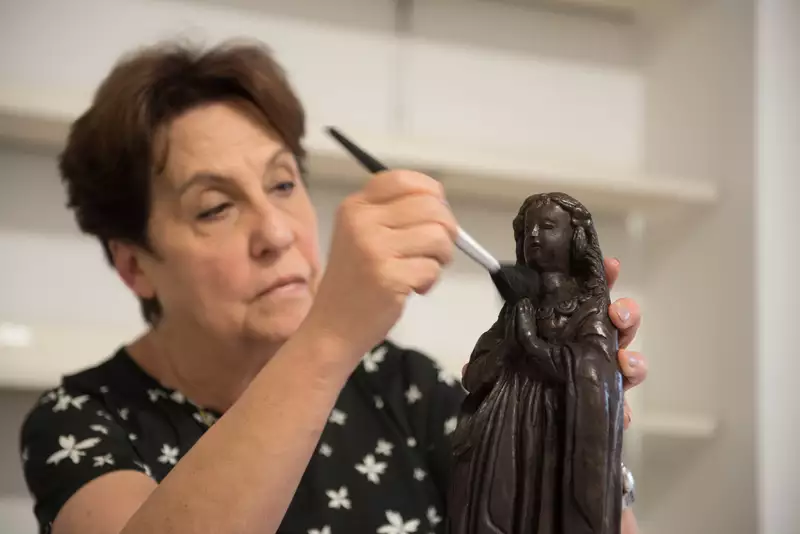 Maria Helena Chartuni durante conservação da imagem de Nossa Senhora Aparecida