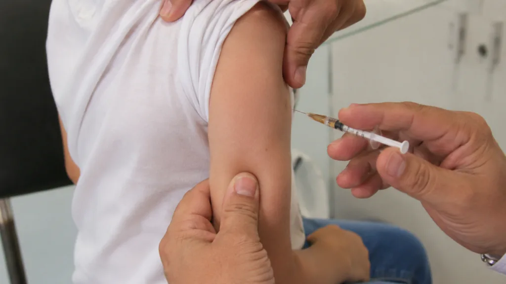 Criança recebe vacina contra o sarampo em unidade de saúde