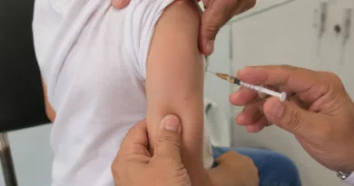 Criança recebe vacina contra o sarampo em unidade de saúde