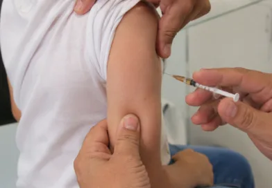 Criança recebe vacina contra o sarampo em unidade de saúde