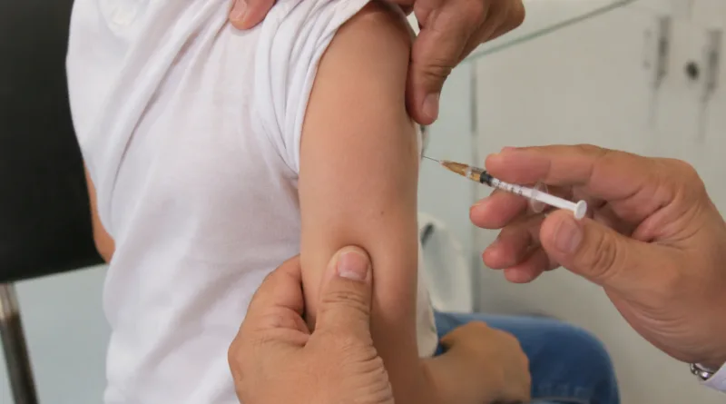 Criança recebe vacina contra o sarampo em unidade de saúde