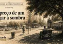 Ilustração da crônica O preço de um lugar à sombra, com rua urbana, grande árvore e área sombreada