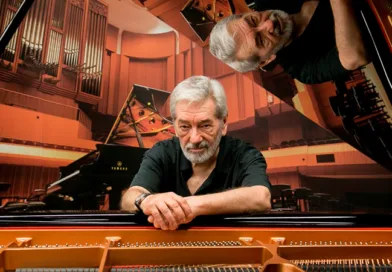 Cesar Camargo Mariano junto ao piano