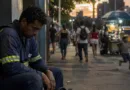 Trabalhador exausto após jornada em debate sobre o fim da escala 6x1
