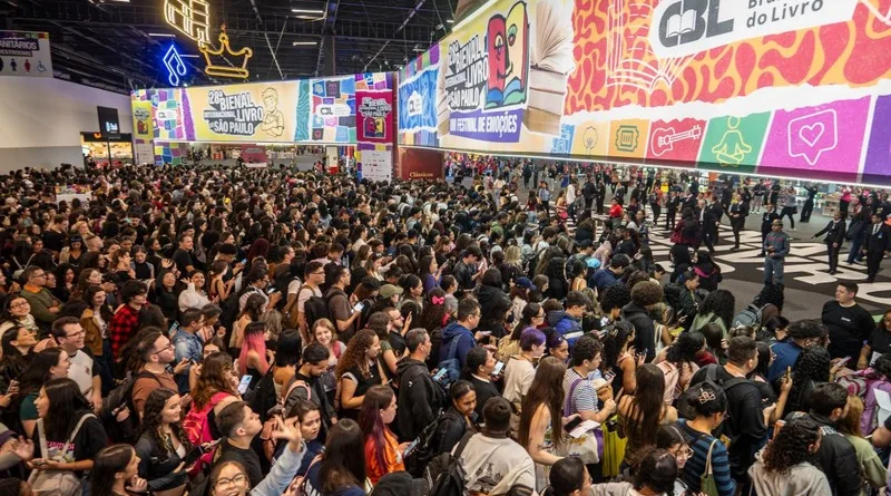 Público visita a Bienal Internacional do Livro de São Paulo