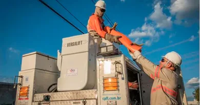 Trabalhadores da CPFL Paulista próximos à rede elétrica.