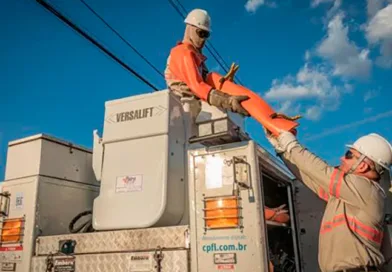 Trabalhadores da CPFL Paulista próximos à rede elétrica.
