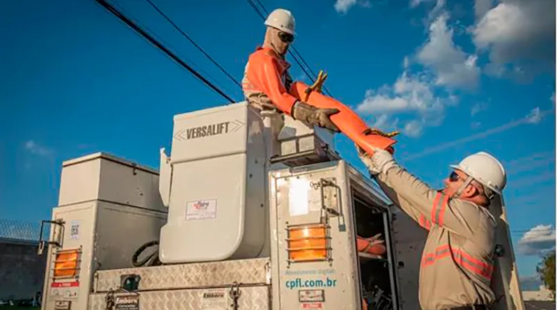Trabalhadores da CPFL Paulista próximos à rede elétrica.