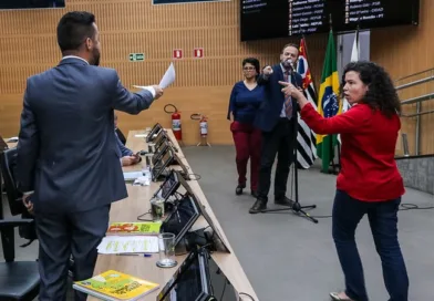Fernanda Souto durante debate sobre contratos da Educação de Campinas na Câmara