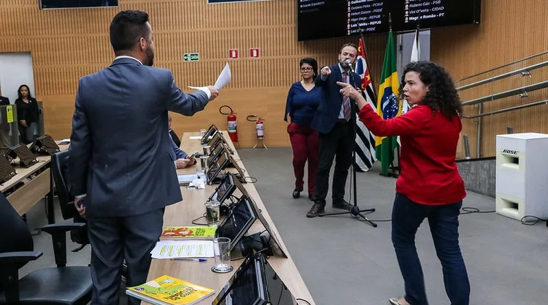 Fernanda Souto durante debate sobre contratos da Educação de Campinas na Câmara