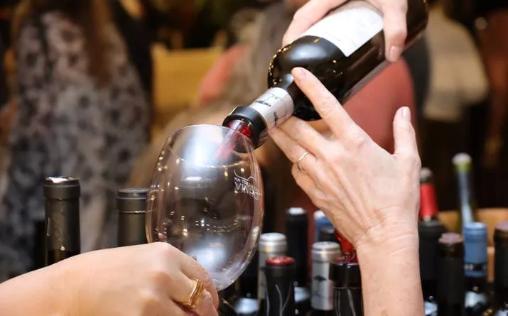 Vinho, amigos e boas conversas: evento celebra o prazer de estar junto