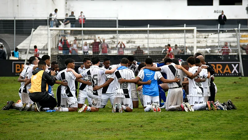 Gol de Brandão garante triunfo por 1 a 0; após a partida, jogadores se reúnem em oração, e Gilson Kleina destaca a recuperação emocional da equipe