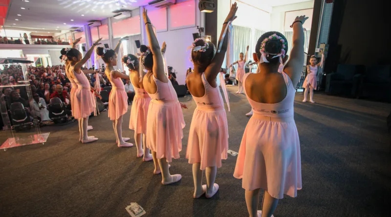 Dia Mundial do Ballet: em Campinas, projeto Cisne Negro transforma vidas por meio da dança